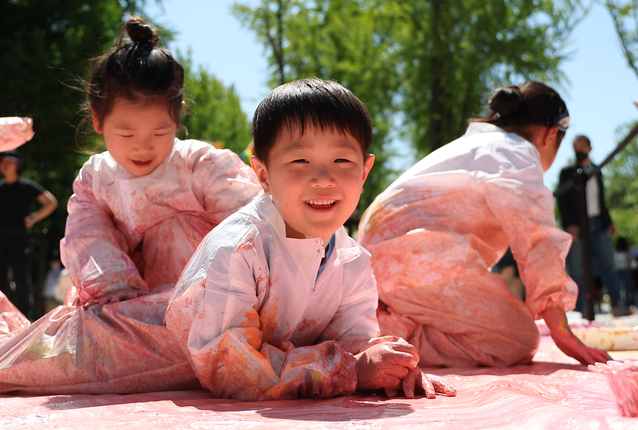 Children play with paint at Children’s Grand Park in Gwangjin-gu, Seoul, on Children's Day. (Yonhap)