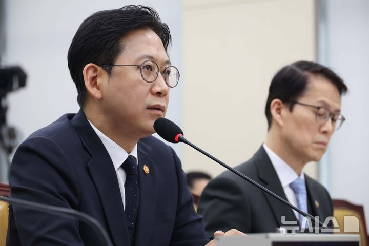 Minister of Science and ICT Bae Kyung-hoon (left) speaks at the National Assembly on April 29. (Newsis)