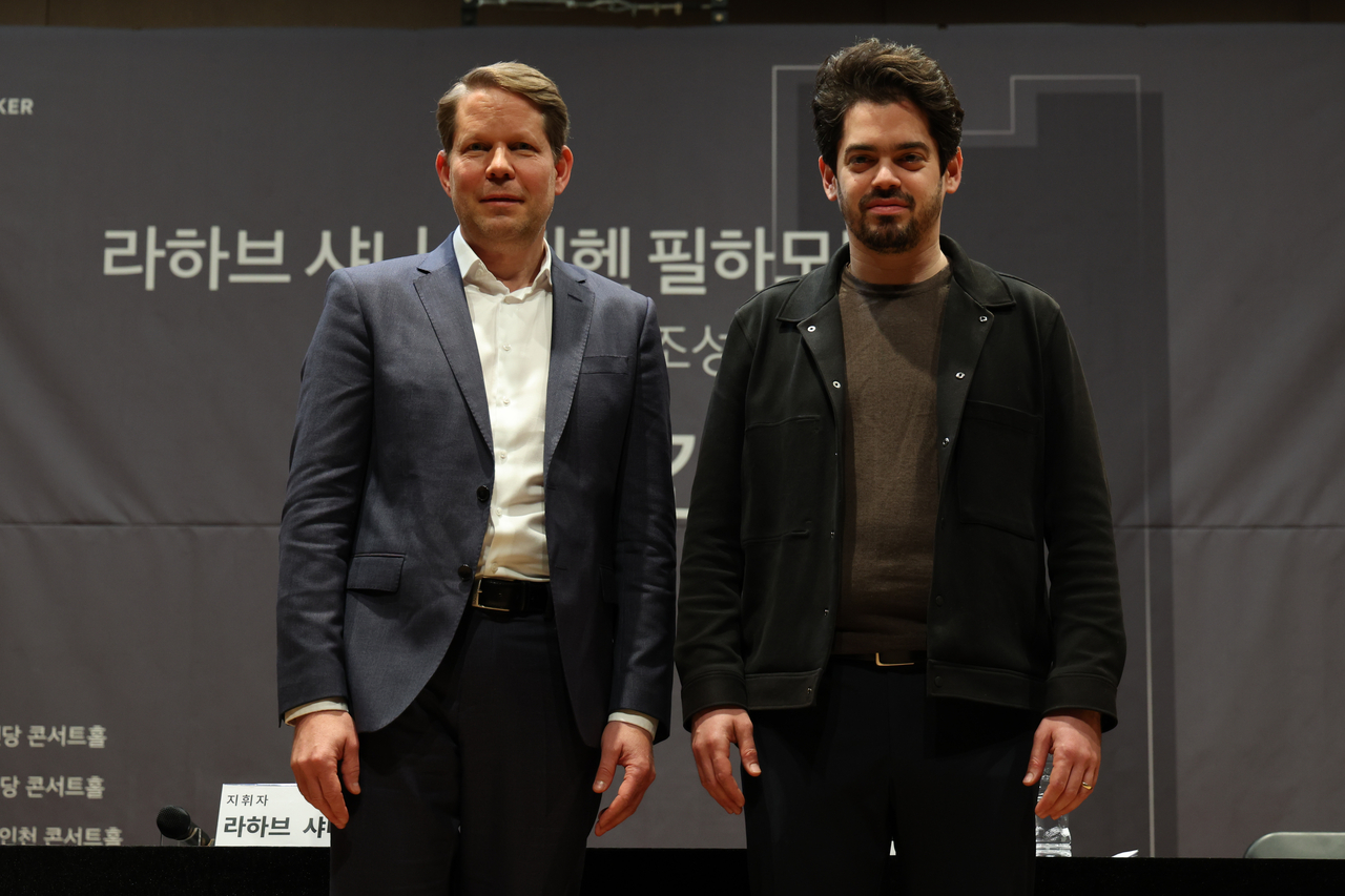 From left: Florian Wiegand, Munich Philharmonic's executive director, and incoming chief conductor Lahav Shani pose for photos during a press conference on Monday at Geoam Art Hall in Gangnam, southern Seoul. (Yonhap)