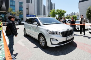 5일 오후 광주 광산경찰서에서 살인 혐의 등으로 긴급 체포된 20대 피의자 장모 씨를 태운 경찰 호송차가 이동하고 있다. 장씨는 이날 오전 광주 광산구 월계동 한 도로에서 흉기를 찔러 여고생을 살해하고 또래 남고생에게도 흉기를 휘두른 혐의를 받고 있다. [연합]