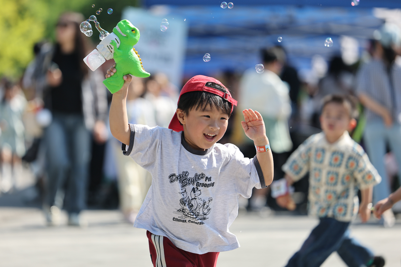 A child plays with soap bubbles at a Children’s Day event held at Seoul Grand Park in Gwacheon, Gyeonggi Province, on Children's Day. (Yonhap)