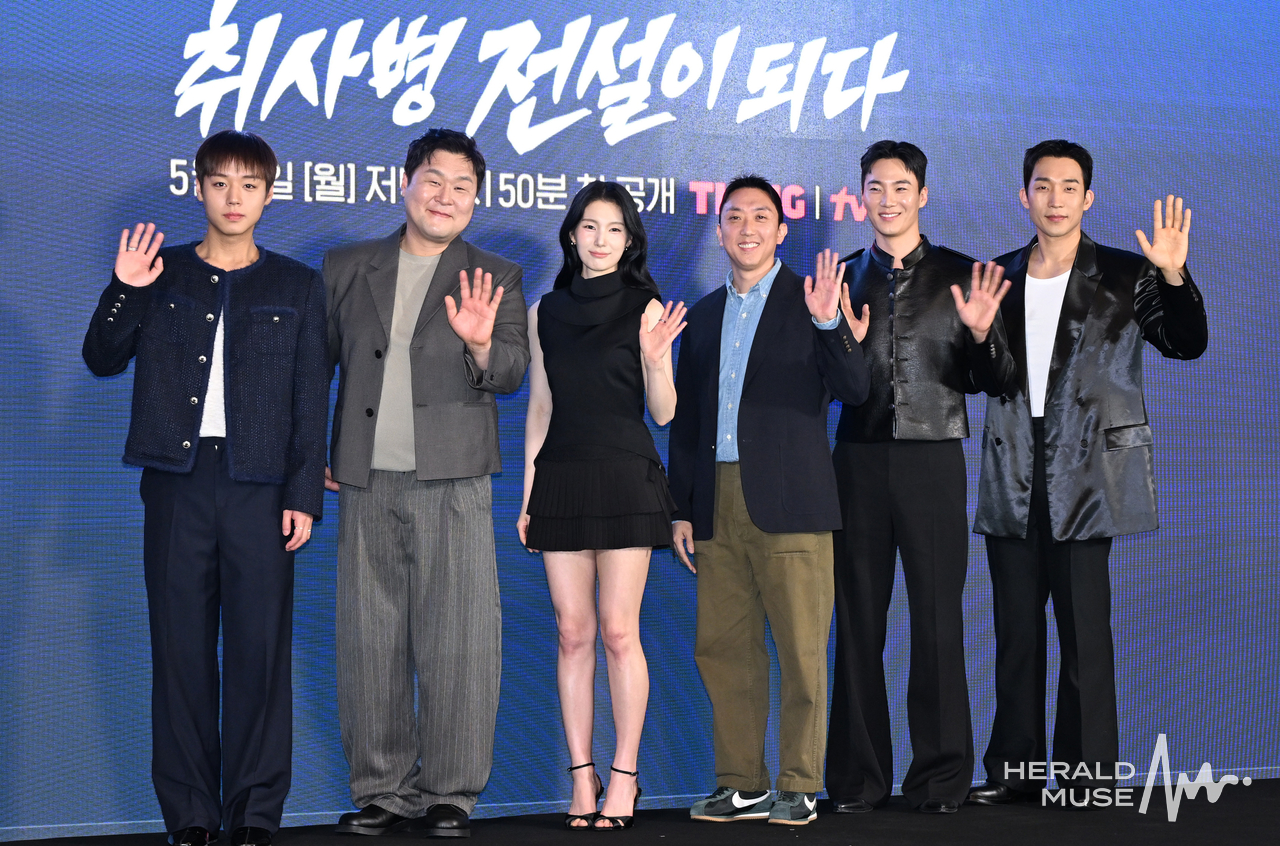 [헤럴드뮤즈=윤병찬 기자] 6일 오후 풀만 앰배서더 서울 이스트폴에서 티빙 ‘취사병 전설이 되다’ 제작발표회가 열렸다. ‘취사병 전설이 되다’는 총 대신 식칼을, 탄띠 대신 앞치마를 두른 이등병 강성재(박지훈 분)가 ‘전설의 취사병’으로 거듭나는 과정을 그린 밀리터리 쿡방 판타지 드라마로 갓 전입한 이등병이 ‘요리사의 길’을 밟으며 맛 하나로 부대원들의 마음을 사로잡는 취사병의 성장기를 그릴 예정이다. 이날 현장에는 조남형 감독, 박지훈, 윤경호, 한동희, 이홍내, 이상이 등이 참석한다.