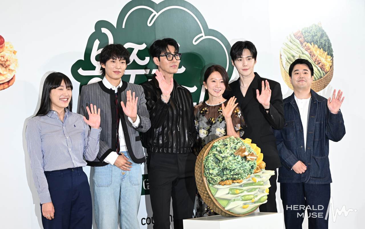 [헤럴드뮤즈=윤병찬 기자] 6일 오전 중구 커뮤니티하우스 마실에서 쿠팡플레이 예능 ‘봉주르빵집’ 제작발표회가 열렸다.
쿠팡플레이 예능 ‘봉주르빵집’은 조용한 시골 마을에 문을 연 시니어 디저트 카페를 배경으로 인생의 맛을 아는 어르신들과 행복의 맛을 전하는 빵집 식구들이 달콤한 위로와 온기를 나누는 힐링 베이킹 예능이다. 한편 이날 현장에는 배우 김희애, 차승원, 김선호, 이기택, 박근형 PD, 김란주 작가등이 참석하였다.