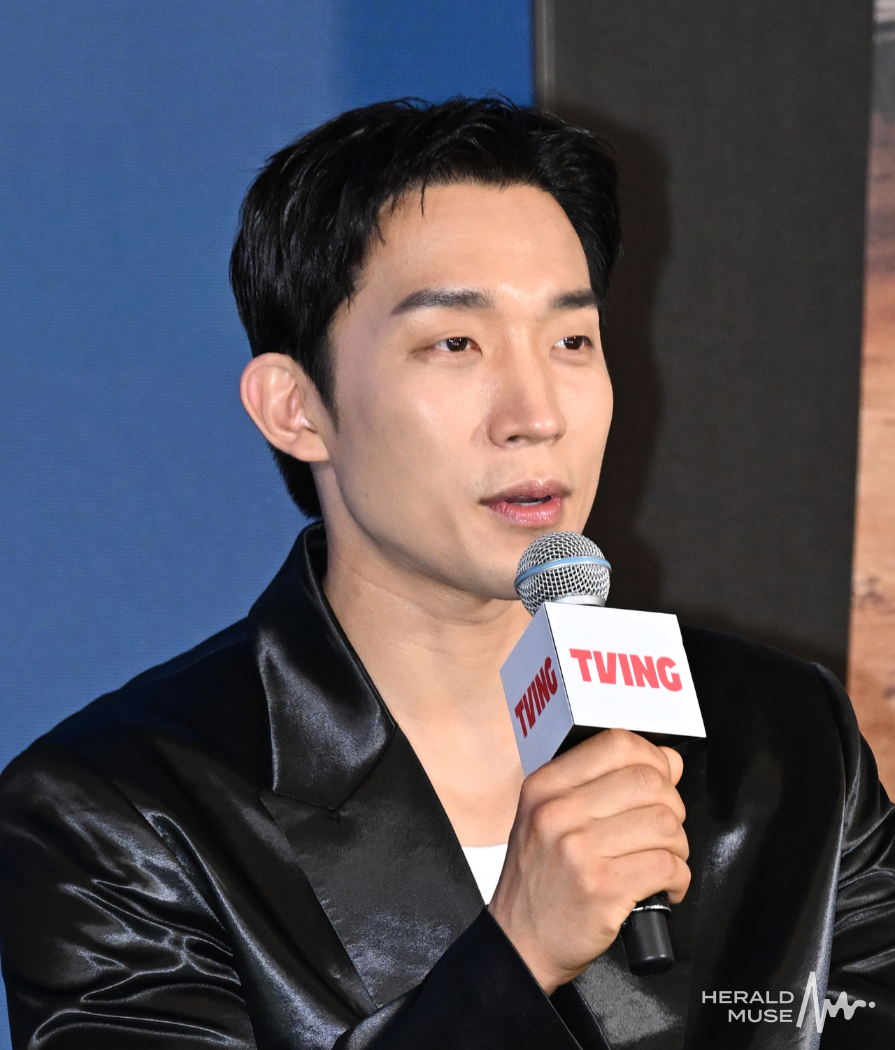 [헤럴드뮤즈=윤병찬 기자] 6일 오후 풀만 앰배서더 서울 이스트폴에서 티빙 ‘취사병 전설이 되다’ 제작발표회가 열렸다. ‘취사병 전설이 되다’는 총 대신 식칼을, 탄띠 대신 앞치마를 두른 이등병 강성재(박지훈 분)가 ‘전설의 취사병’으로 거듭나는 과정을 그린 밀리터리 쿡방 판타지 드라마로 갓 전입한 이등병이 ‘요리사의 길’을 밟으며 맛 하나로 부대원들의 마음을 사로잡는 취사병의 성장기를 그릴 예정이다. 이날 현장에는 조남형 감독, 박지훈, 윤경호, 한동희, 이홍내, 이상이 등이 참석한다.