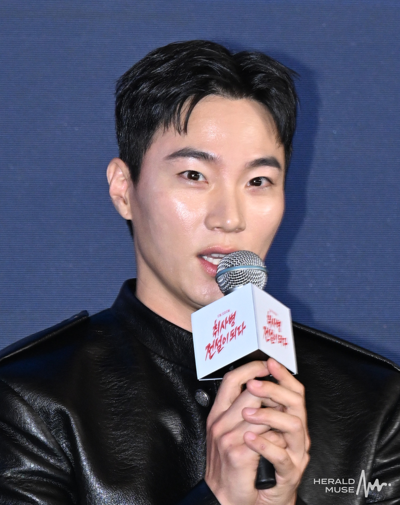 [헤럴드뮤즈=윤병찬 기자] 6일 오후 풀만 앰배서더 서울 이스트폴에서 티빙 ‘취사병 전설이 되다’ 제작발표회가 열렸다. ‘취사병 전설이 되다’는 총 대신 식칼을, 탄띠 대신 앞치마를 두른 이등병 강성재(박지훈 분)가 ‘전설의 취사병’으로 거듭나는 과정을 그린 밀리터리 쿡방 판타지 드라마로 갓 전입한 이등병이 ‘요리사의 길’을 밟으며 맛 하나로 부대원들의 마음을 사로잡는 취사병의 성장기를 그릴 예정이다. 이날 현장에는 조남형 감독, 박지훈, 윤경호, 한동희, 이홍내, 이상이 등이 참석한다.