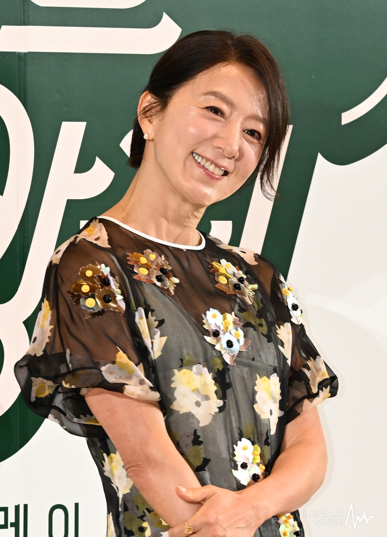 [헤럴드뮤즈=윤병찬 기자] 6일 오전 중구 커뮤니티하우스 마실에서 쿠팡플레이 예능 ‘봉주르빵집’ 제작발표회가 열렸다. 쿠팡플레이 예능 ‘봉주르빵집’은 조용한 시골 마을에 문을 연 시니어 디저트 카페를 배경으로 인생의 맛을 아는 어르신들과 행복의 맛을 전하는 빵집 식구들이 달콤한 위로와 온기를 나누는 힐링 베이킹 예능이다. 한편 이날 현장에는 배우 김희애, 차승원, 김선호, 이기택, 박근형 PD, 김란주 작가등이 참석하였다.