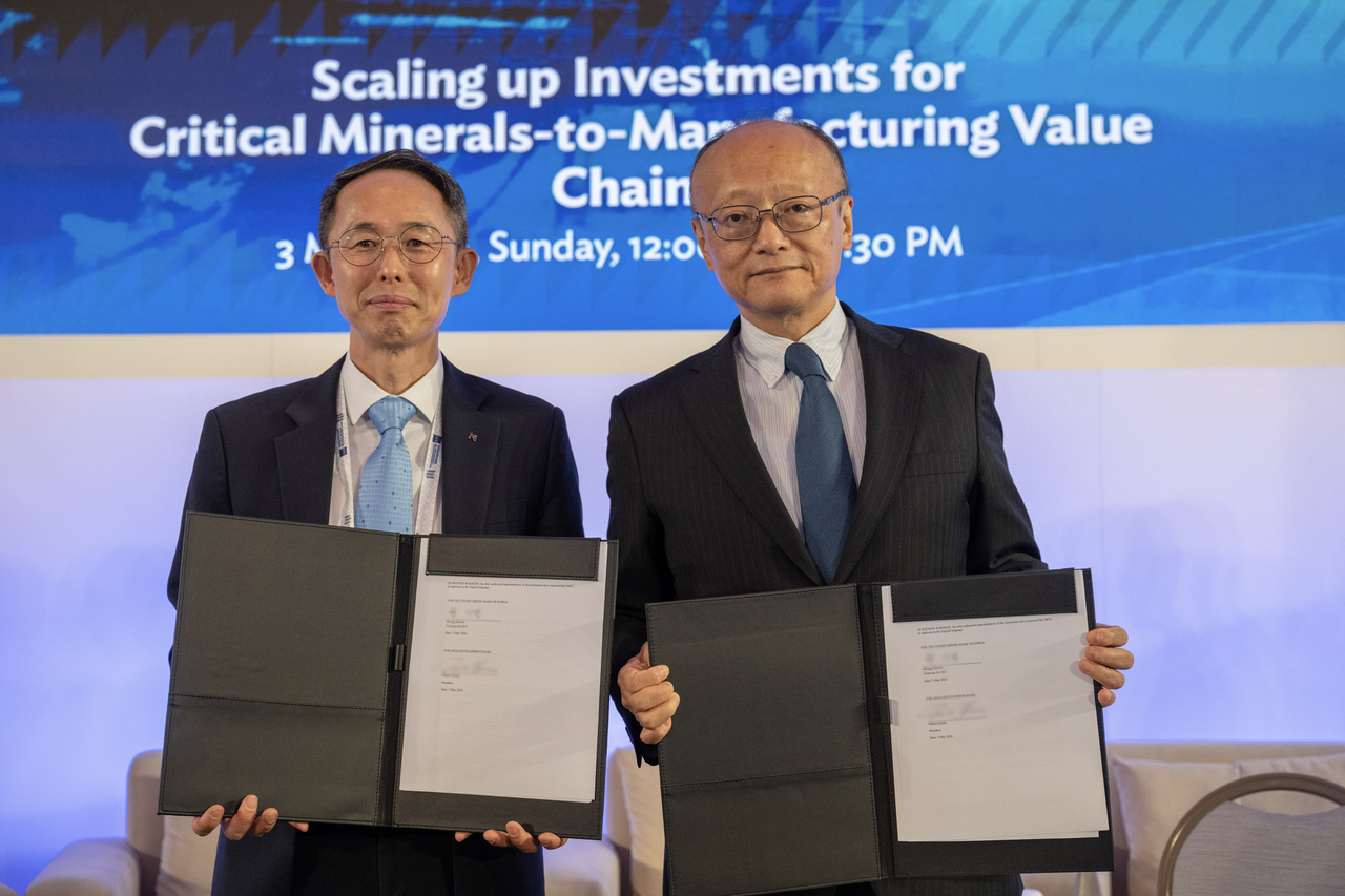 Hwang Ki-yeon(left), CEO of Export-Import Bank of Korea, and Masato Kanda, president of the Asian Development Bank, pose for a photo after signing a memorandum of understanding at the ADB annual meeting held in Samarkand, Uzbekistan, on Sunday. (Export-Import Bank of Korea)