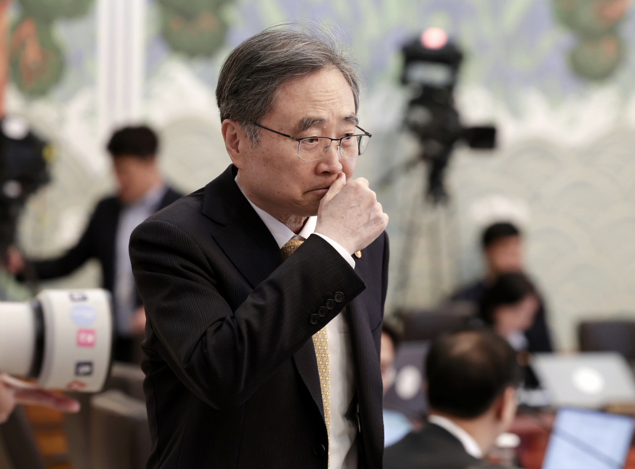 Foreign Minister Cho Hyun enters a Cabinet meeting and emergency economic inspection meeting at Cheong Wa Dae on Wednesday. (Yonhap)
