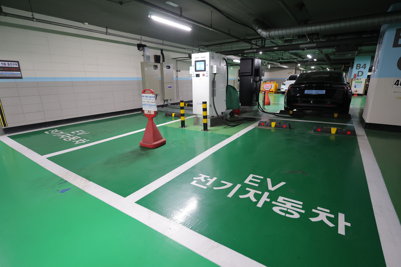 An electric vehicle charging station within a parking lot in Seoul on April 29 (Yonhap)
