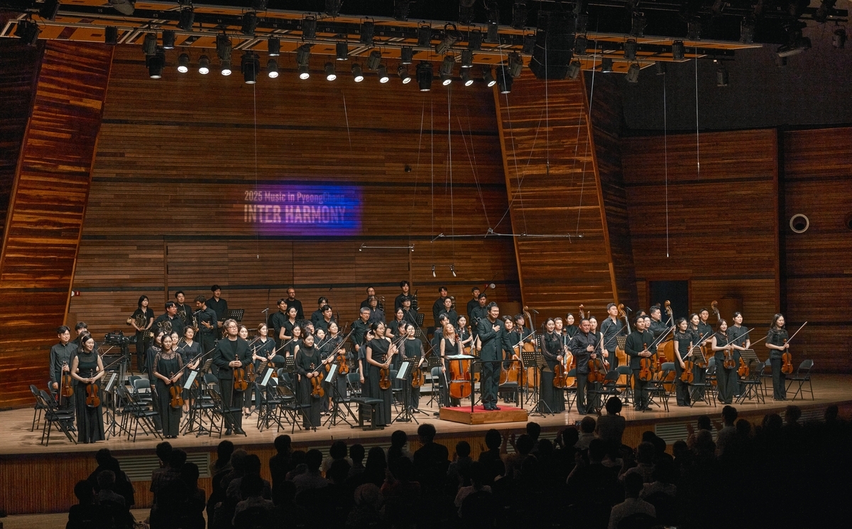 Conductor Hong Seok-won and PyeongChang Festival Orchestra greet the audience after a performance.  (Gangwon Art and Culture Foundation)