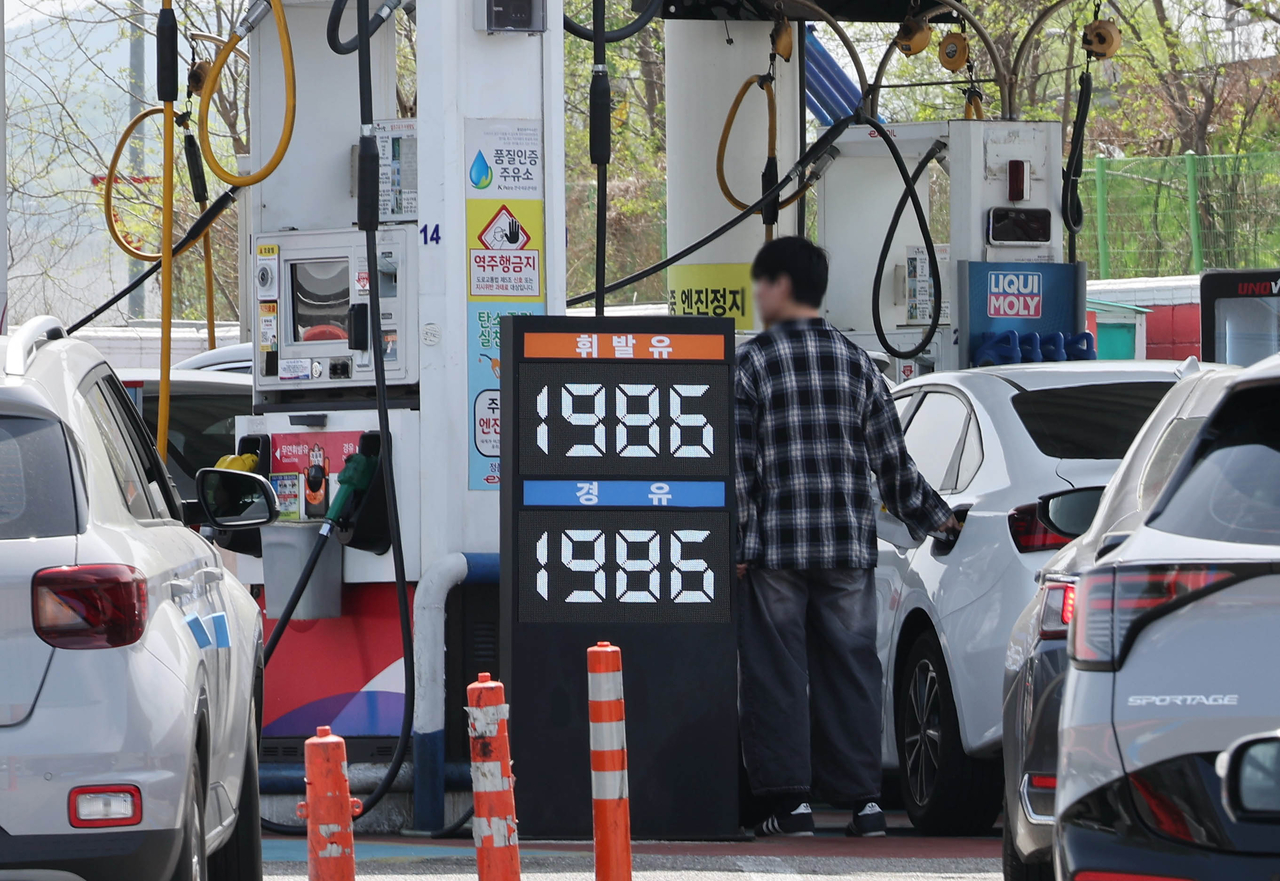 A gas station in Seoul on April 19. (Yonhap)