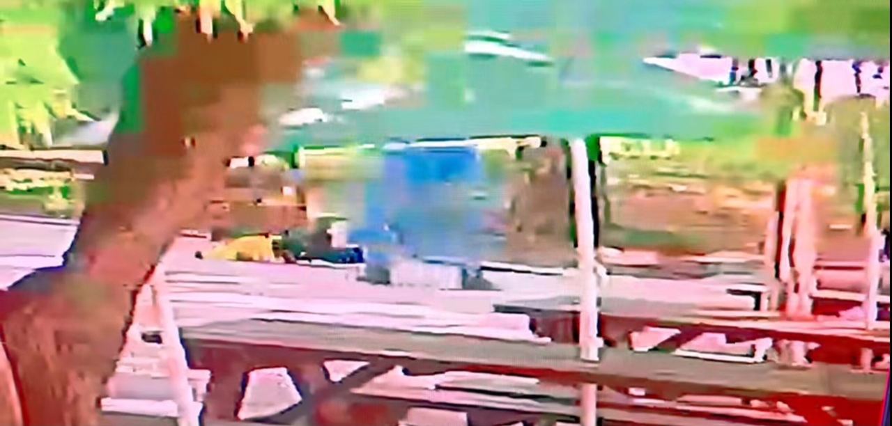 Security camera footage captures the moment a man hits a toddler boy. (Threads @ehdgus97945)
