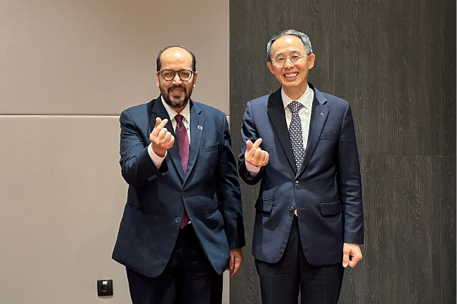 Hwang Ki-yeon (right), CEO of the Export-Import Bank of Korea, and Tarun Sharma, senior vice president of Export-Import Bank of India, pose for a photo at the ADB annual meeting held in Samarkand, Uzbekistan, Tuesday. (Export-Import Bank of Korea)