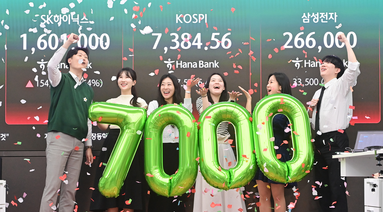 An electronic board showing the Korea Composite Stock Price Index at a dealing room of the Hana Bank headquarters in Seoul on Wednesday. (Yonhap)