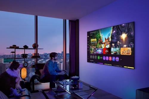 This undated photo, provided by Samsung Electronics Co., shows a model enjoying content on one of the company's TVs. (PHOTO NOT FOR SALE) (Yonhap)