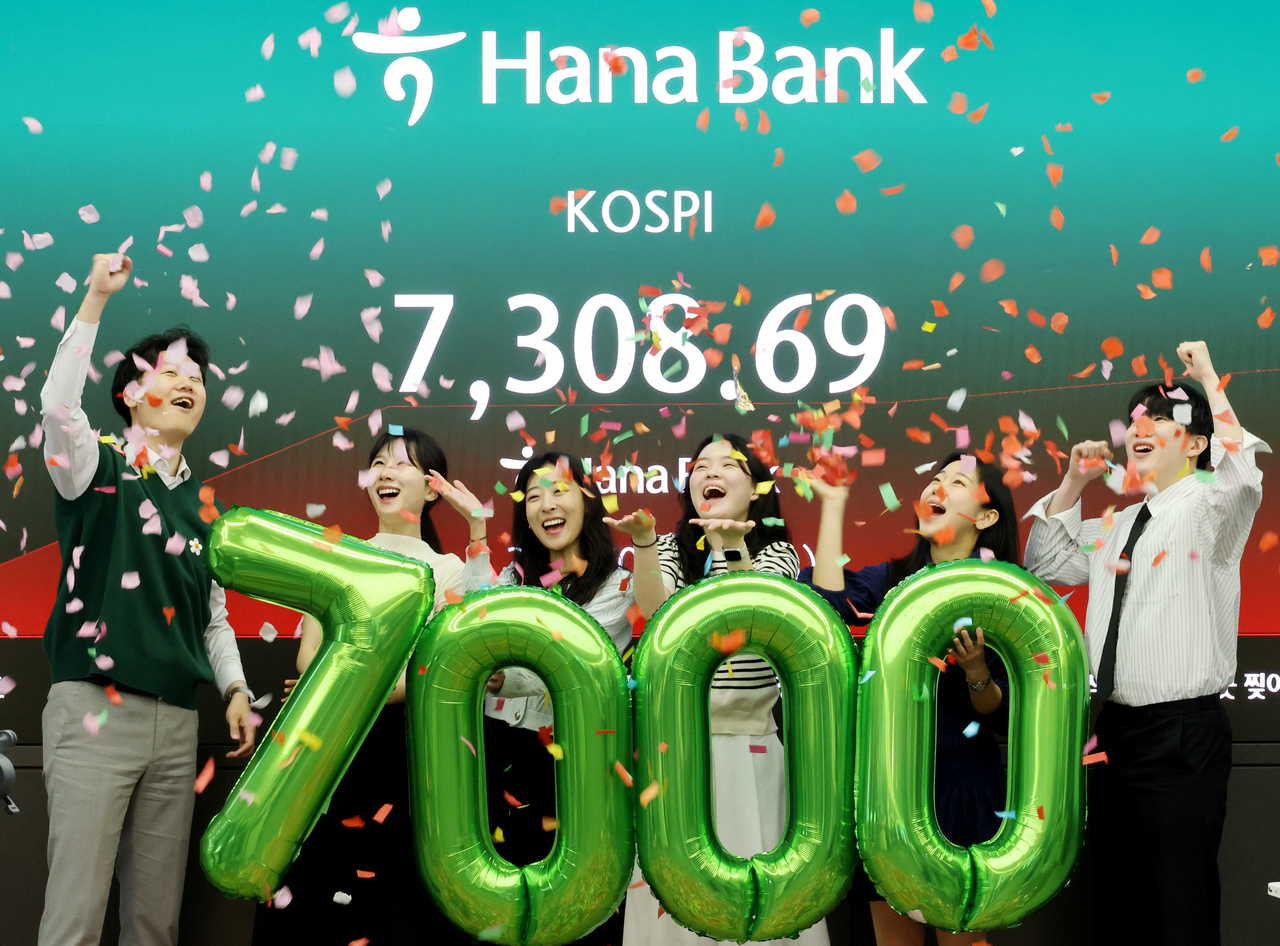 An electronic board showing the Korea Composite Stock Price Index at a dealing room of the Hana Bank headquarters in Seoul on Wednesday. (Yonhap)