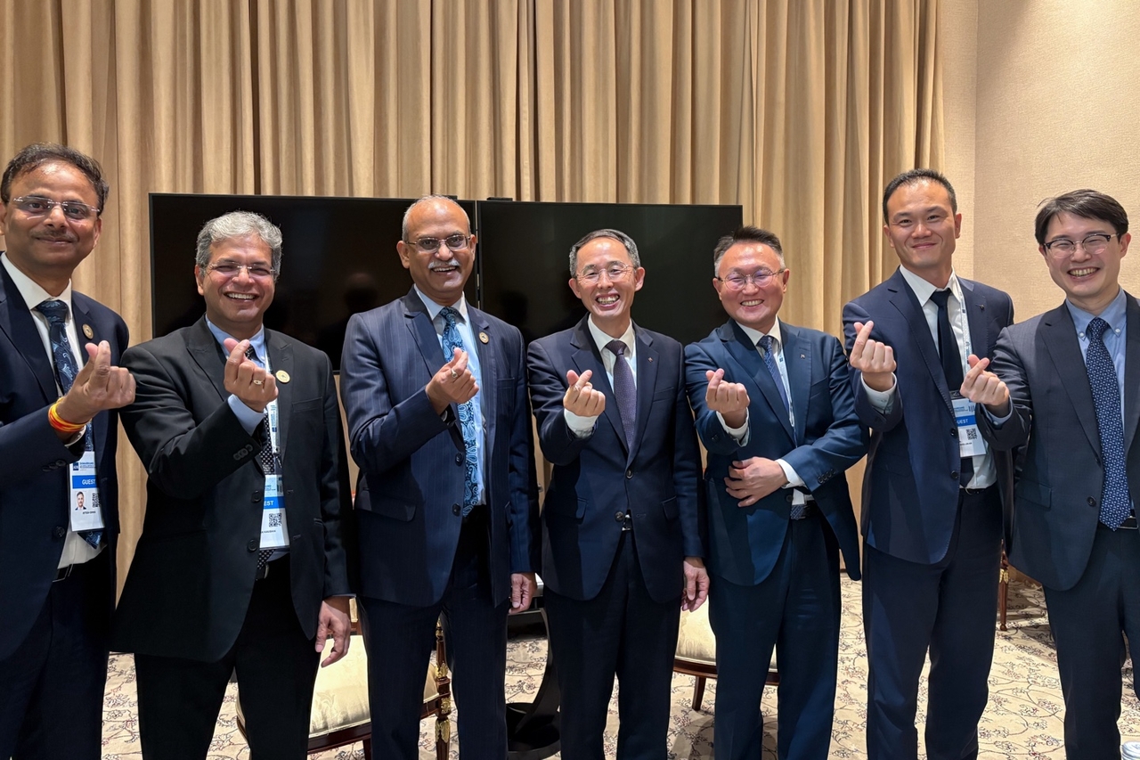 Hwang Ki-yeon (fourth from right) CEO of Export-Import Bank of Korea, and Rana Ashtosh, senior vice president of the State Bank of India (third from left) pose for a photo at the ADB annual meeting held in Samarkand, Uzebkistan,  Tuesday. (Export-Import Bank of Korea)