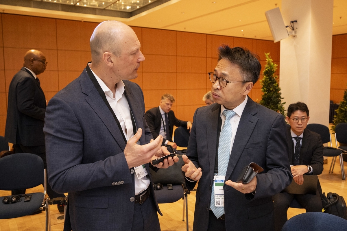 This photo provided by the International Transport Forum (ITF) shows Na Ki-ho (R), vice president of Hyundai Motor Co.'s policy coordination office, speaking with a participant during a session titled "Steering Artificial Intelligence for Transport Resilience: Governance and Funding Pathways" at the 2026 ITF Summit at the Congress Center Leipzig (CCL) in Leipzig, Germany, May 6, 2026. (PHOTO NOT FOR SALE) (Yonhap)