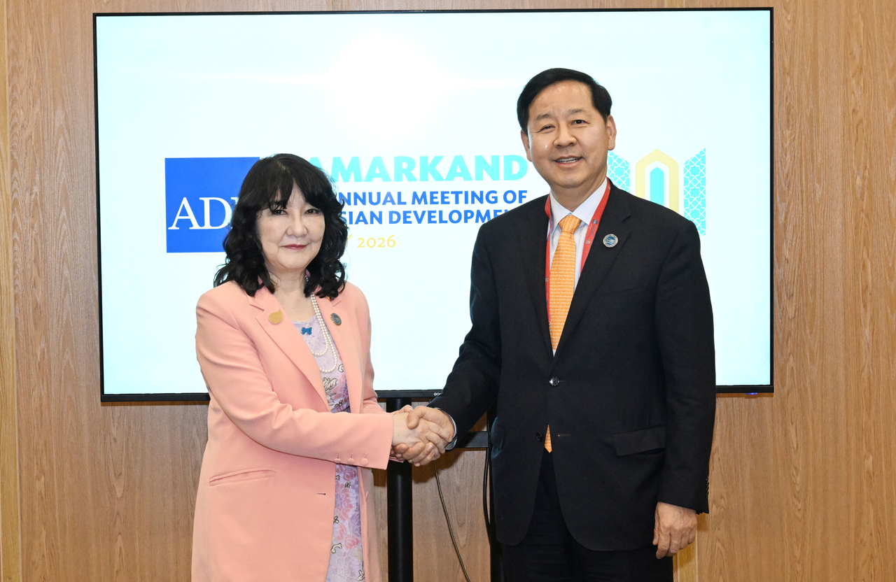This image shows Finance Minister Koo Yun-cheol (R) with his Japanese counterpart, Satsuki Katayama, in Samarkand, Uzbekistan, on Monday. (Ministry of Economy and Finance)