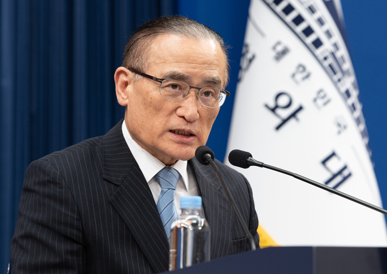 Wi Sung-lac, national security adviser, speaks during a press briefing at Cheong Wa Dae on April 15. (Pool Photo via Yonhap)