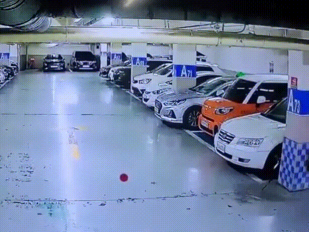 Surveillance footage from the underground parking lot of an apartment complex in Bupyeong-gu, Incheon, shows the victim fleeing the main suspect at the time of the incident. (Incheon District Prosecutors’ Office)