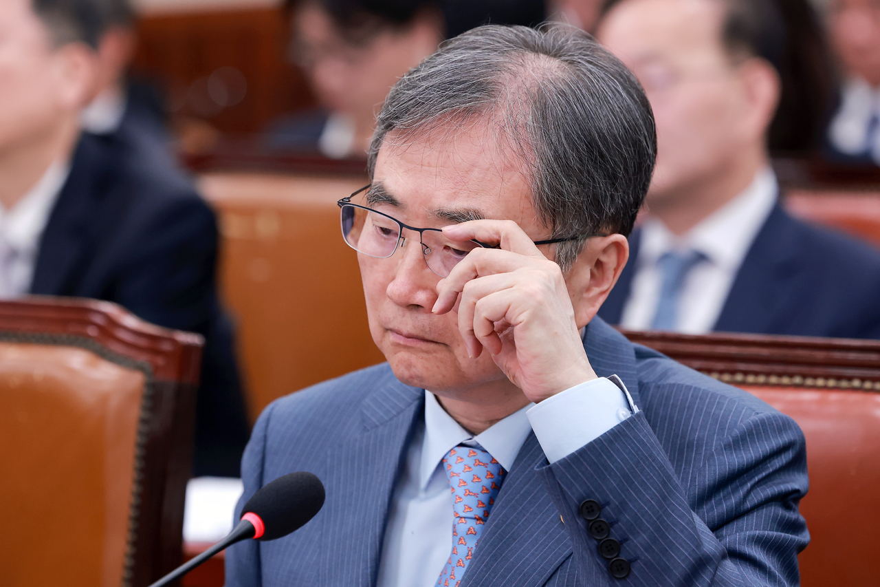 Foreign Minister Cho Hyun adjusts his glasses during a plenary session of the National Assembly Foreign Affairs and Unification Committee in Seoul on April 15. (Yonhap)