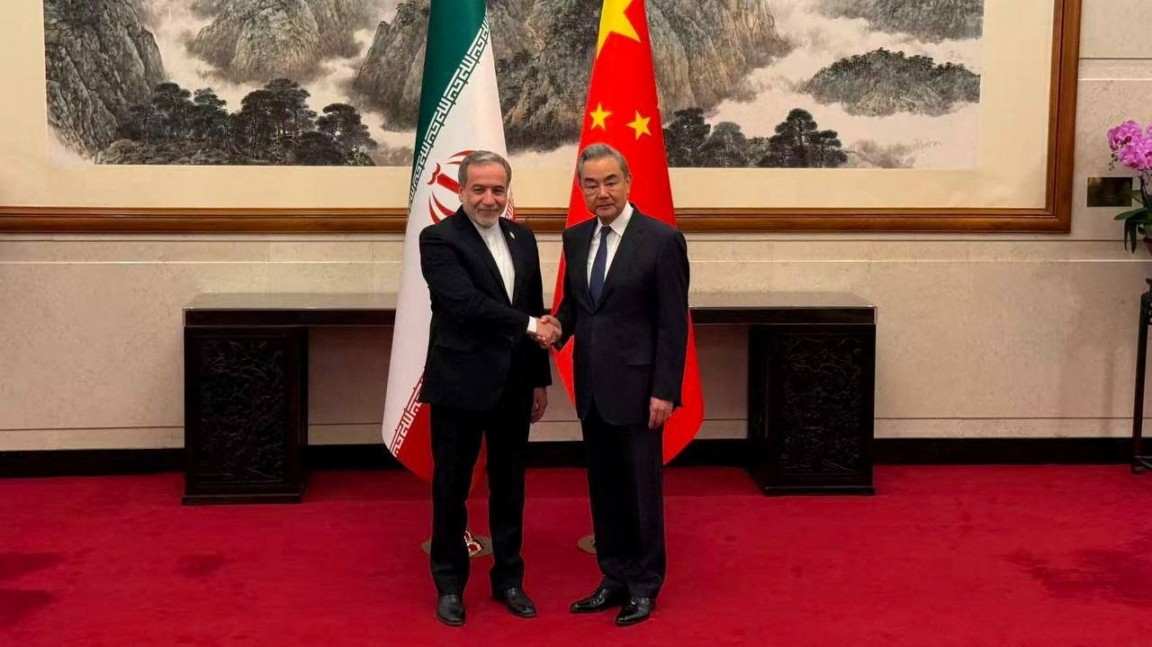 Iranian Foreign Minister Abbas Araqchi (left) meets with Chinese Foreign Minister Wang Yi in Beijing, Wednesday. (Reuters-Yonhap)