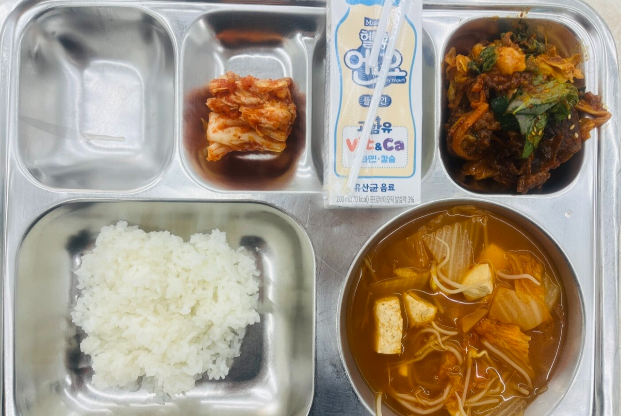 A photo from a public middle school website shows an allegedly inadequate school lunch served in Seocho-gu, Seoul, in 2024. (Screenshot from the school website)