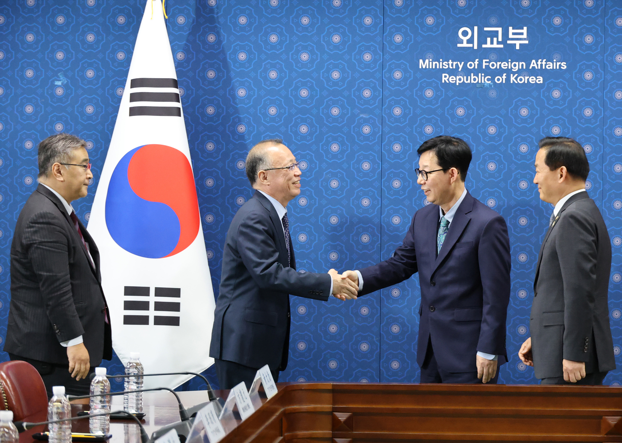 South Korean and Japanese vice ministers of foreign affairs and defense greet one another ahead of the 14th South Korea-Japan Security Policy Consultation at the Foreign Ministry in Seoul on Thursday.
From right: Vice Minister of National Defense Lee Doo-hee, First Vice Foreign Minister Park Yoon-joo, Japan's Vice Minister for Foreign Affairs Takehiro Funakoshi and Defense Policy Chief Koji Kano. (Yonhap)