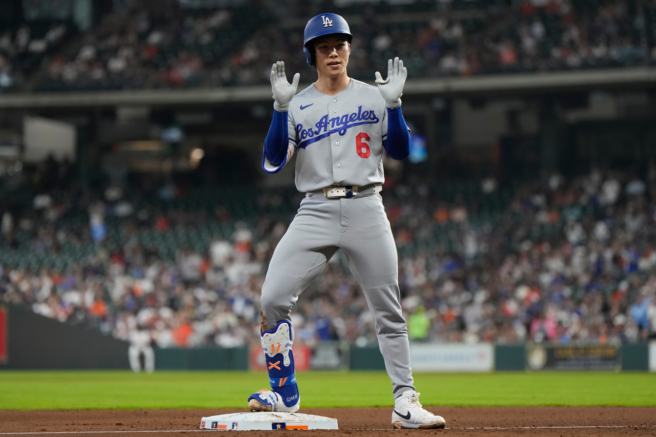 The LA Dodgers’ Kim Hye-seong celebrates a triple against the Houston Astros, in Houston, Wednesday.    (AP-Yonhap)
