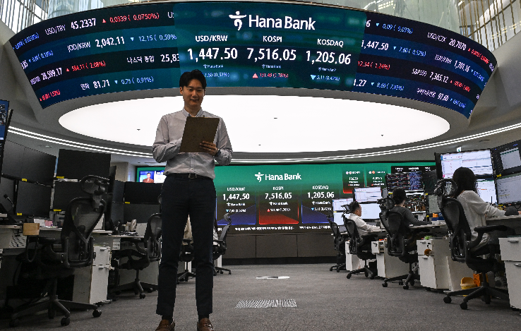 A financial data screen at Hana Bank’s dealing room in central Seoul shows the Kospi surpassing the 7,500-point mark at 7,516.05 Thursday. (Yoon Chang-bin/The Korea Herald)