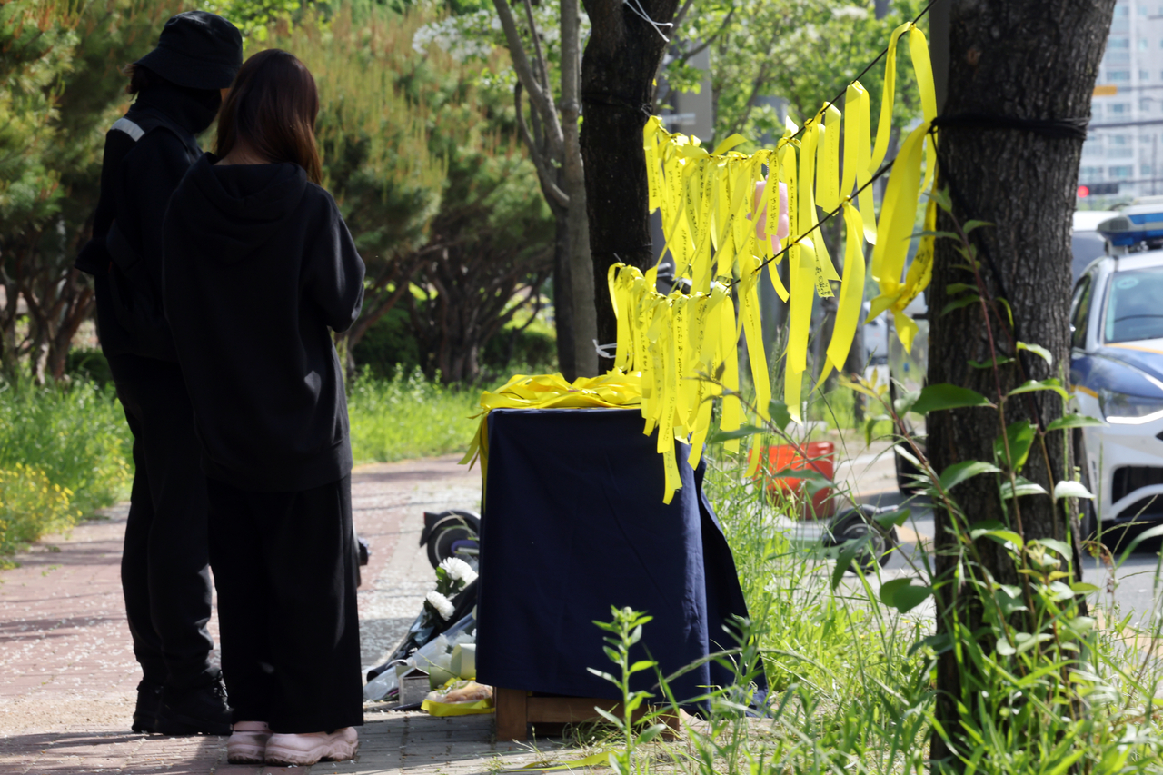 Citizens pay tribute to the victim of a fatal stabbing attack at the scene of the crime in Gwangju, on Thursday. (Yonhap)