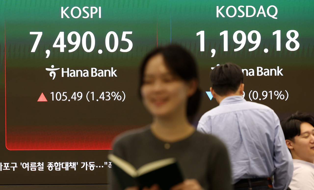 A financial data screen in the Hana Bank dealing room in central Seoul shows the Kospi closing at a record high of 7,490.05, gaining 105.49 points, or 1.43 percent, from the previous session, Thursday. (Newsis)