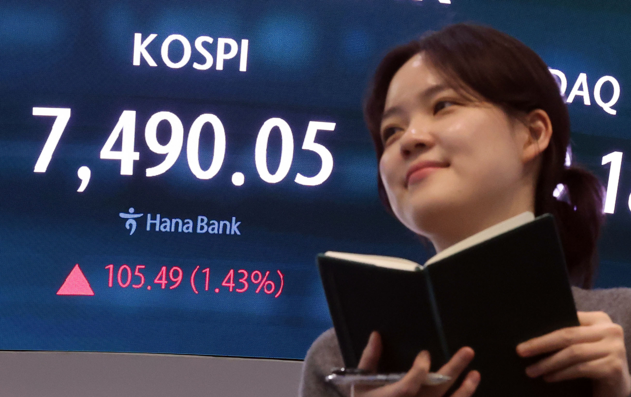 A financial data screen in the Hana Bank dealing room in central Seoul shows the Kospi closing at a record high of 7,490.05, gaining 105.49 points, or 1.43 percent, from the previous session, Thursday. (Yonhap)