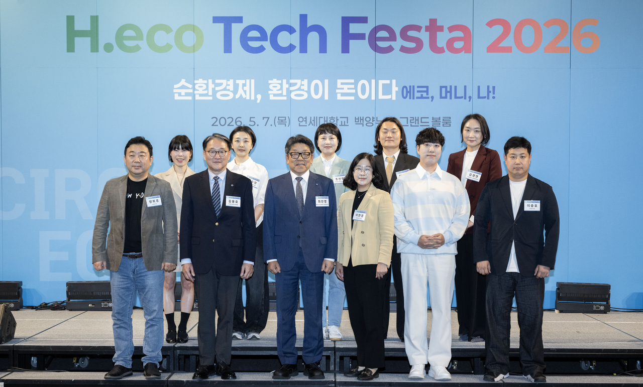 Guests pose for a commemorative photo during H.eco Tech Festa 2026 at Yonsei University in Seodaemun-gu, Seoul, Thursday. From back row, clockwise from left, are Kim Hye-sun, head of government affairs, public policy and sustainability compliance for Korea and Japan at HP; Jeong Soo-jeong of LG Electronics’ ESG office; the mononymous Sunny, ESG team lead at Kakao Bank; Lee Seung-woo, CEO of 119REO; Kim Kyeong-yeon, director of global strategy at Eco&Partners; ReFeed CEO Lee Chung-ho; science communicator Orbit; Eco&Partners CEO Lee Han-kyung; Choi Jin-young, publisher and CEO of Herald Media Group; Executive Vice President for Administration and Development at Yonsei University Kim Yong-ho; and KARI CEO Yang Hee-gyoung. (Im Se-jun/The Korea Herald)