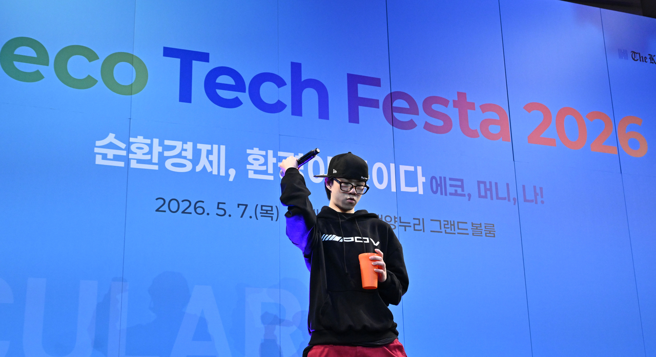 Rapper Raf Sandou delivers the opening performance for the H.eco Tech Festa held at Yonsei University’s Baekyangnuri Hall in Seoul, Thursday. (Im Se-jun/The Korea Herald)