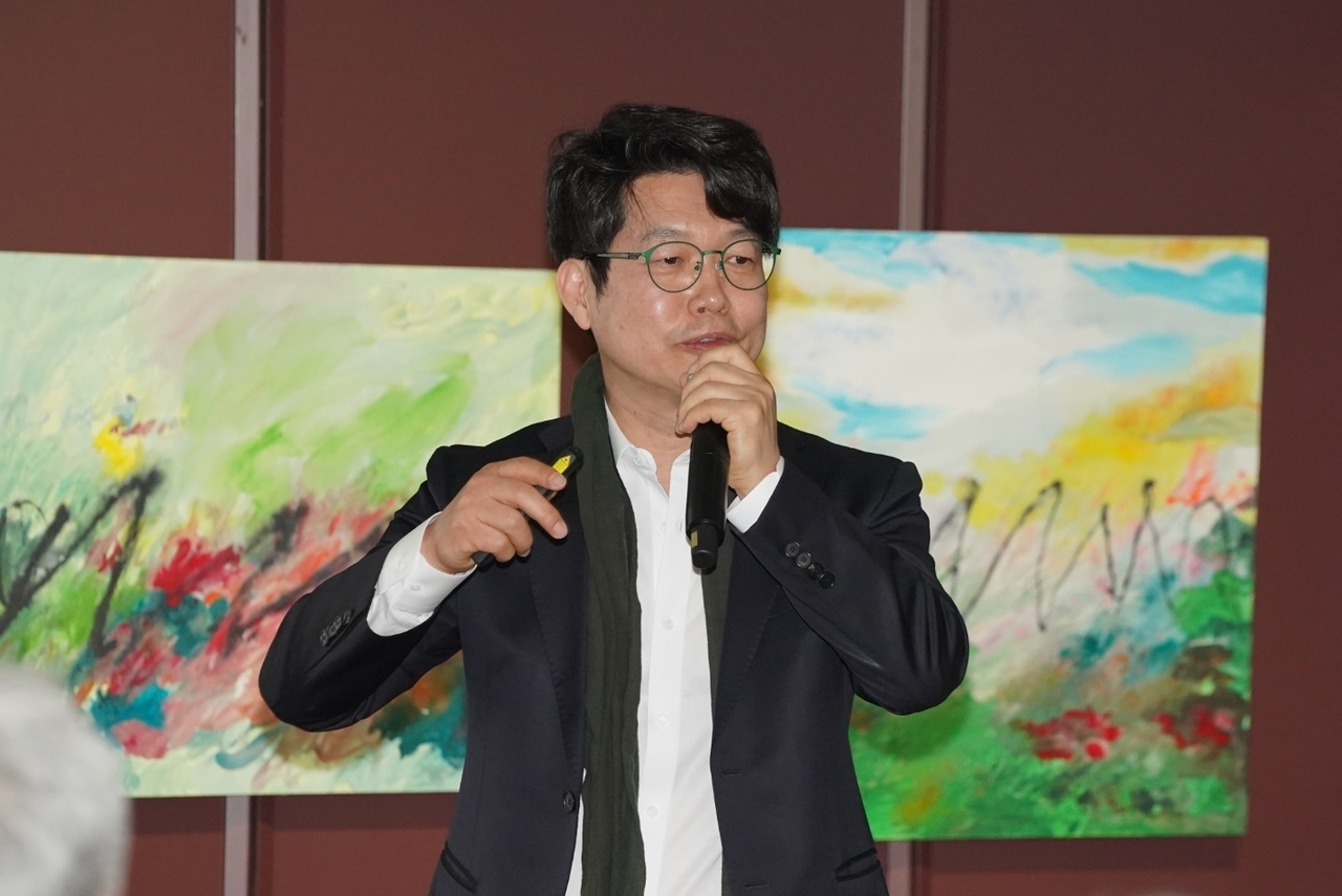 Artist Qwon Sun-wang delivers a special lecture at the sixth session of the 9th Global Biz Forum at ArtCube2R2 gallery in Seoul on Wednesday. (The Korea Herald)