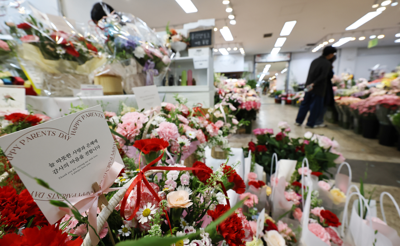 Flowers are displayed at a market in Seocho-gu, southern Seoul, on Sunday, ahead of Parents’ Day, which falls on Friday. (Yonhap)