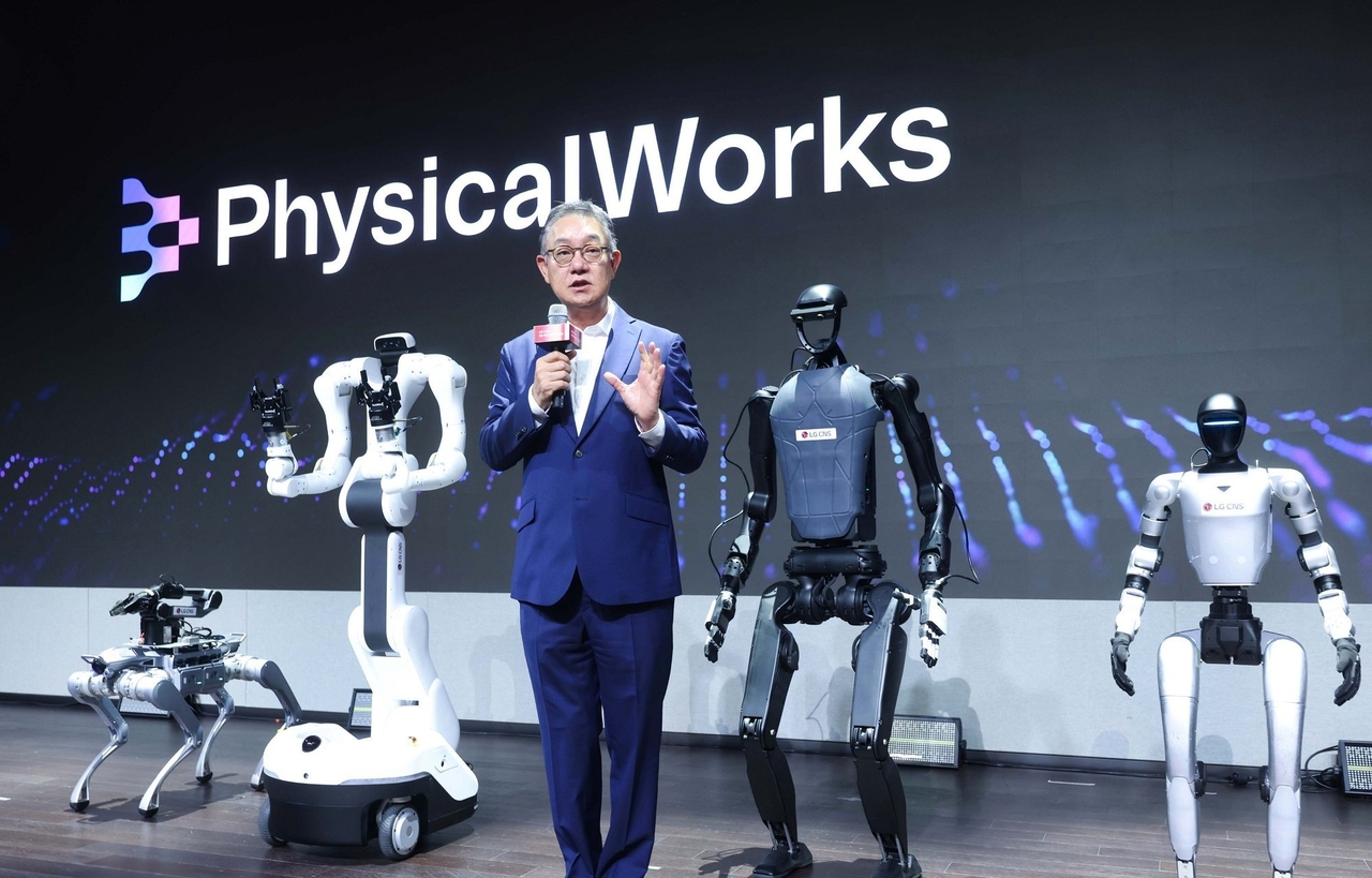 LG CNS CEO Hyun Shin-gyoon introduces PhysicalWorks, the company's new robotics platform, at LG Science Park in western Seoul on Thursday. (LG CNS)