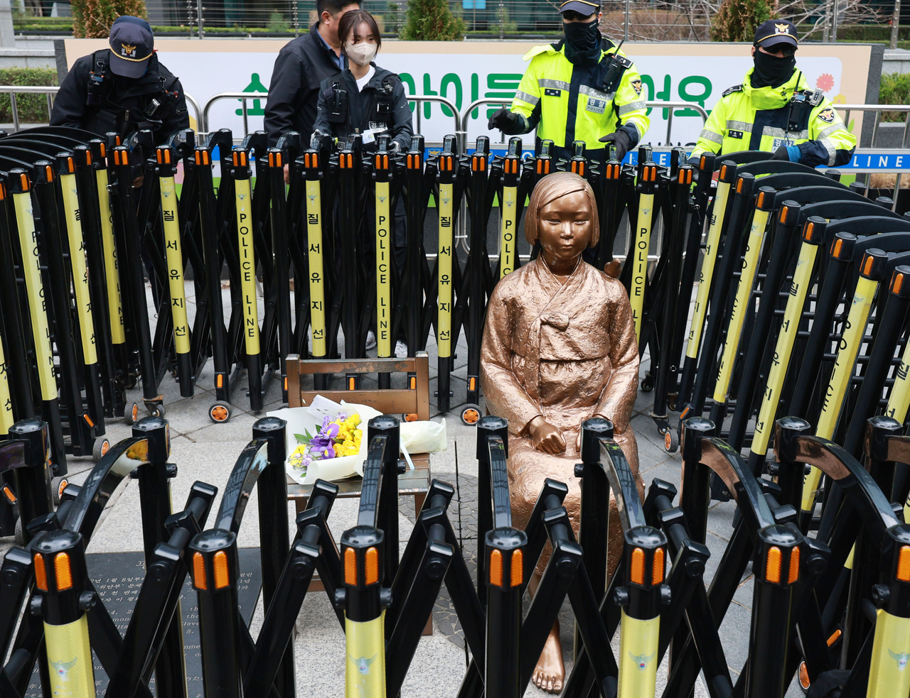 Police replace the barriers surround the Statue of Peace after they were taken down for a Wednesday rally in Jongno-gu, Seoul, on April 1. (Yonhap)