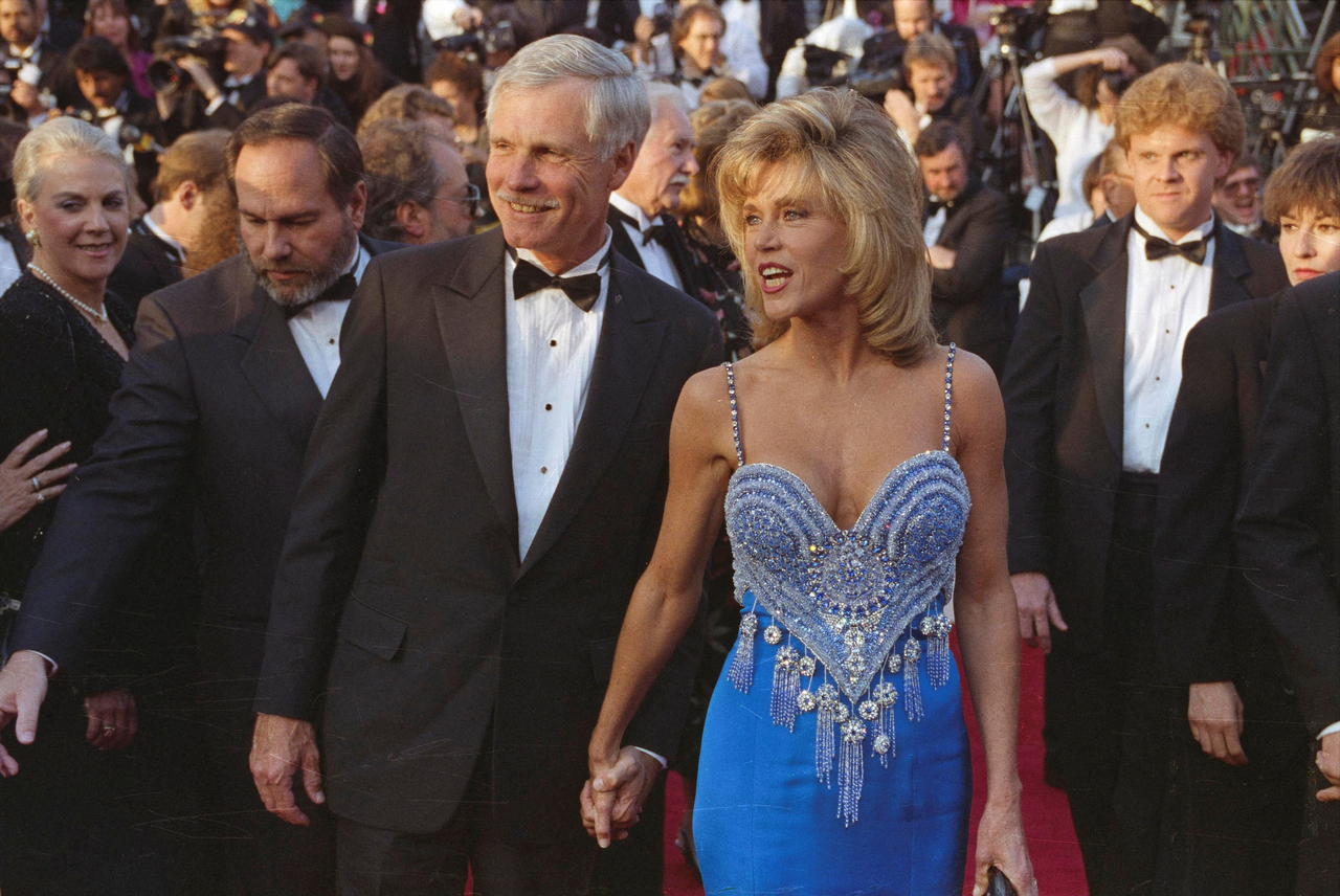 Ted Turner (center left) and Jane Fonda (center right) arrive at the Academy Awards in Los Angeles, California, March 26, 1990.    (Reuters-Yonhap)
