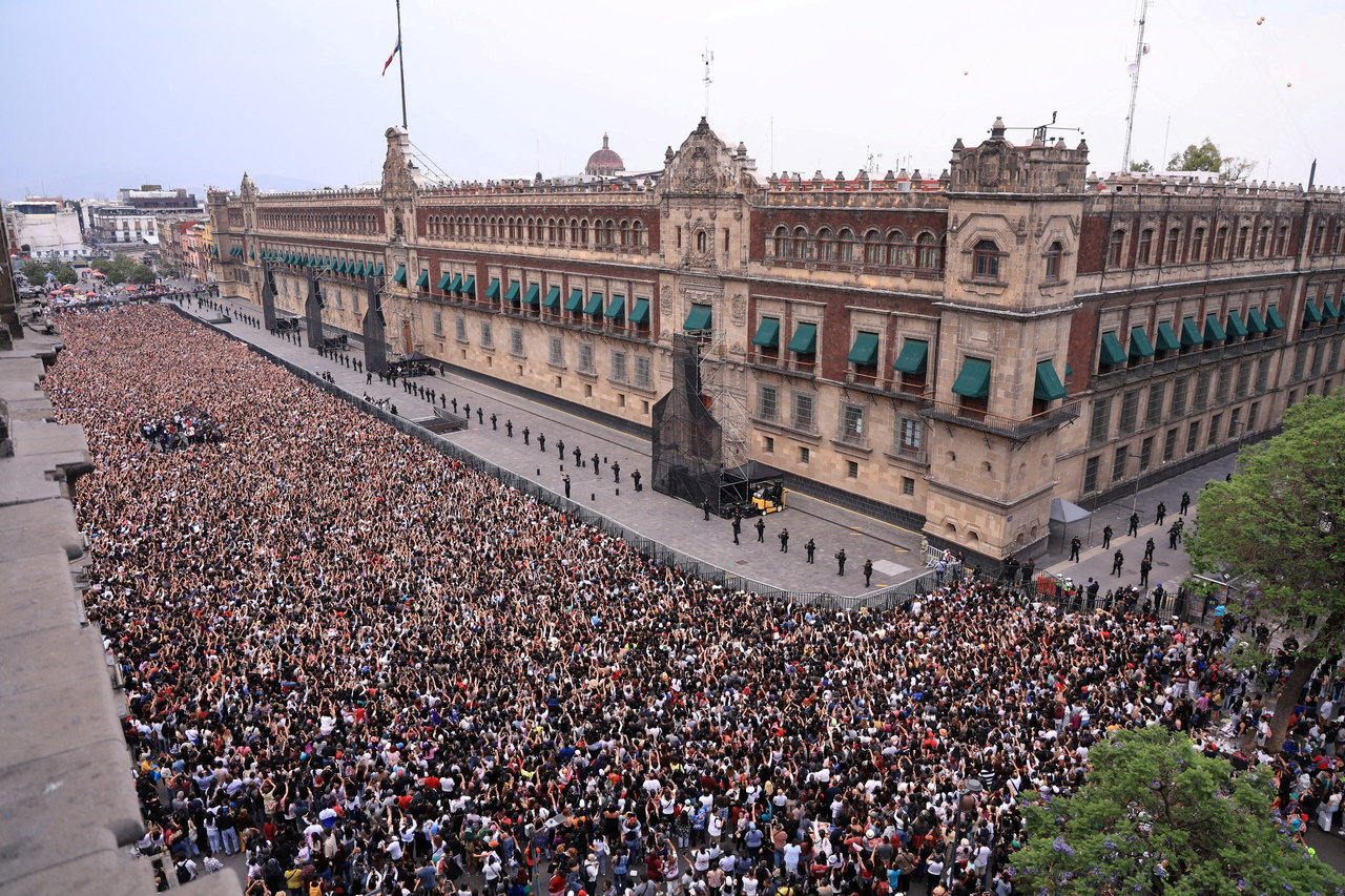 BTS fans gather at Zocalo Square as they wait for members of the K-pop group alongside Mexico's President Claudia Sheinbaum to appear on a balcony of the National Palace on May 6, 2026. (Reuters-Yonhap)