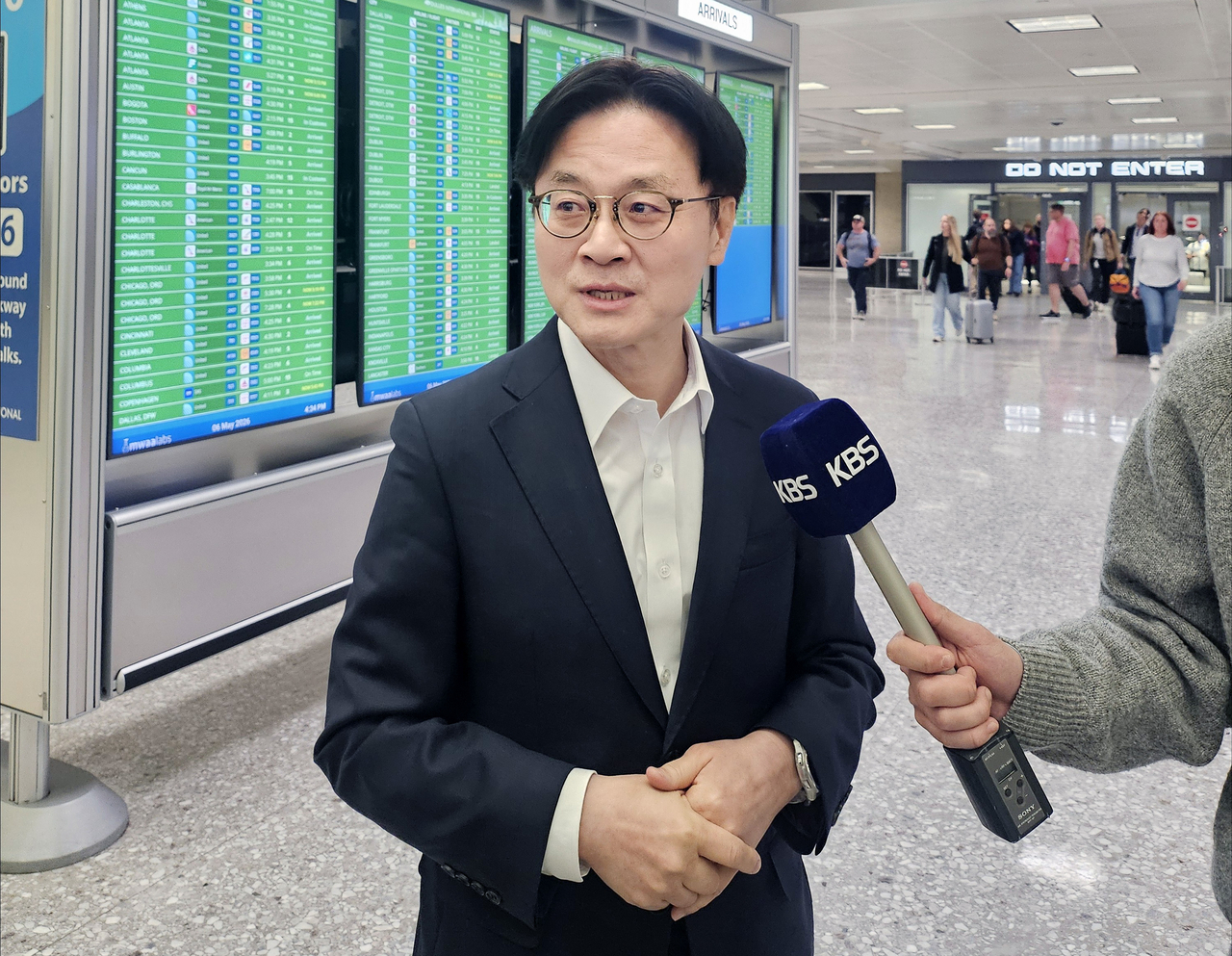 Industry Minister Kim Jung-kwan answers reporters’ questions at Dulles International Airport on Tuesday (local time). (Yonhap)