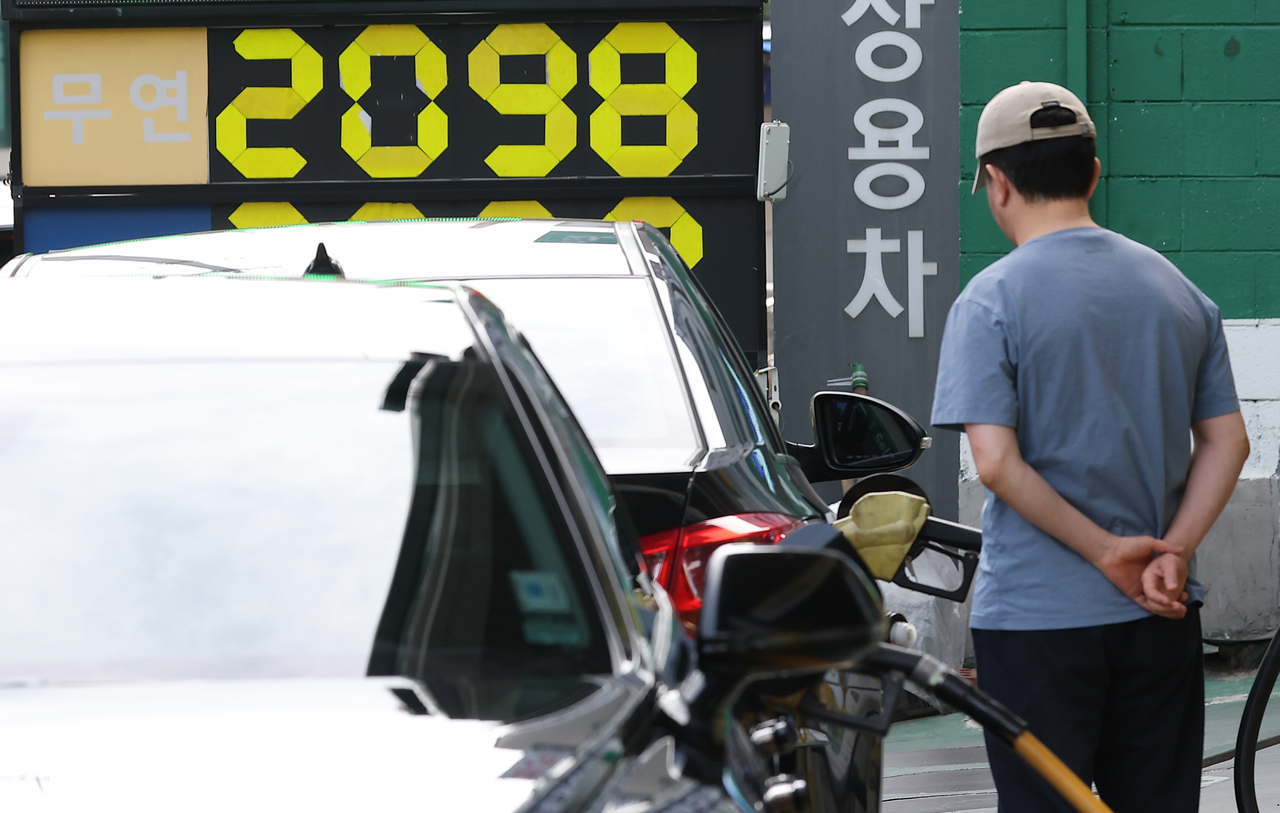 A man refuels his vehicle at a gas station in Seoul on Thursday. (Yonhap)