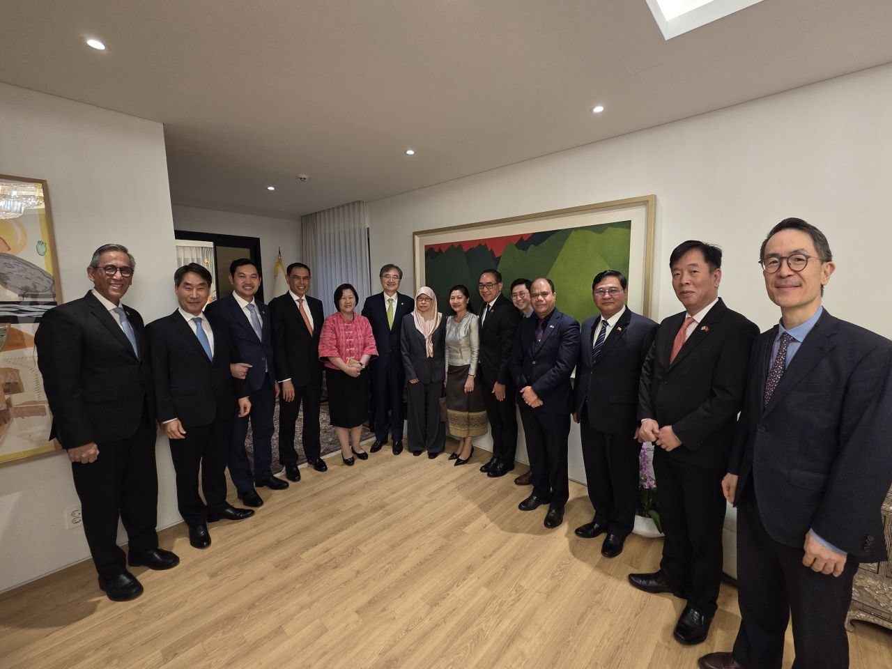 Foreign Minister Cho Hyun (6th from left) poses for a photo with ambassadors from Association of Southeast Asian Nations member nations at a dinner meeting at the minister's official residence in Seoul on Thursday. (Yonhap)