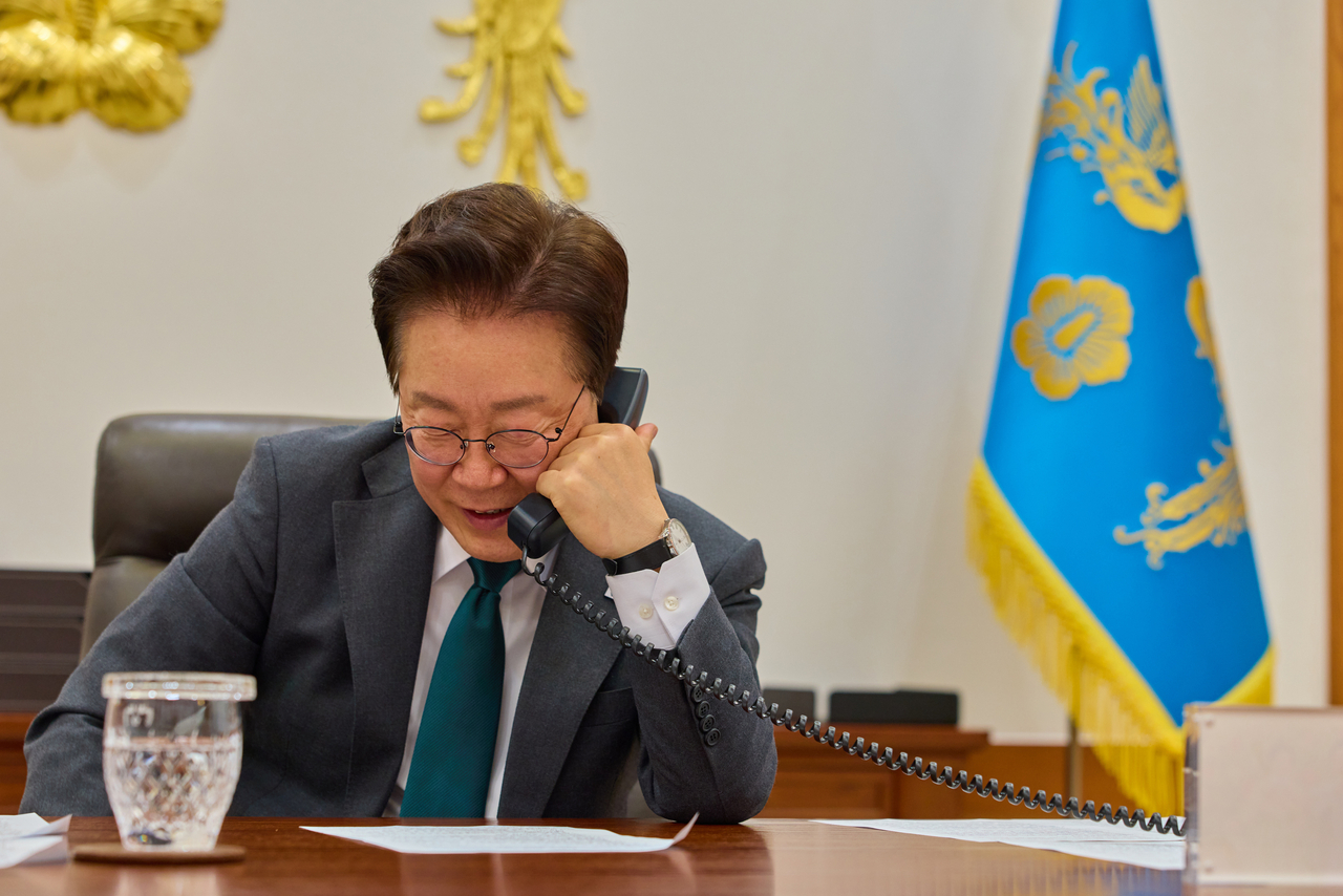 President Lee Jae Myung speaks with Dutch Prime Minister Rob Jetten in a phone call at his office in central Seoul on Thursday. (Yonhap)