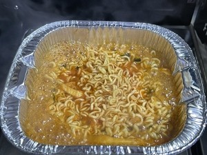 母 장례식장에 한강 라면 기계 설치한 코미디언 “오시는 분들 맛있게 먹여야겠다는 생각”