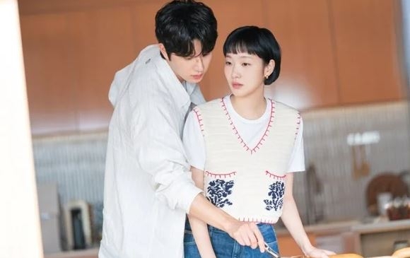 "Yumi's Cells" stars Kim Jae-won (left) and Kim Go-eun (Tving)