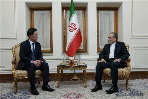 South Korea's special envoy Chung Byung-ha (left) meets with Iranian Foreign Minister Abbas Araghchi in Tehran, on April 23. (Yonhap)