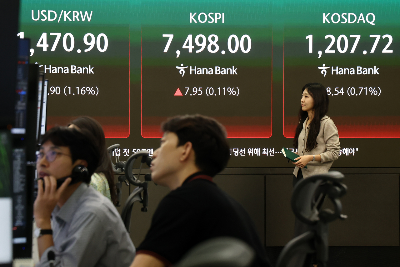 An electronic board showing the Korea Composite Stock Price Index at a dealing room of the Hana Bank headquarters in Seoul on Friday. (Yonhap)